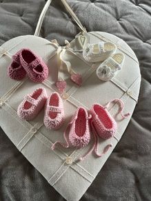beautiful baby/ gift set . Hand crafted baby ballet / Mary Jane style shoes with matching headbands. Made from 100% natural organic breathable cotton yarn . . Comes in a personalised gift box .