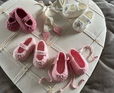 beautiful baby/ gift set . Hand crafted baby ballet / Mary Jane style shoes with matching headbands. Made from 100% natural organic breathable cotton yarn . . Comes in a personalised gift box .