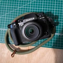 Fuji X-T2 camera + flash + battery + charger + original box and manuals