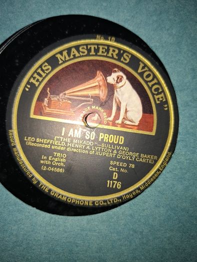 His Master's Voice record album for Gilbert & Sullivan's The Mikado. around 1926 or 1927 The set features 12" 78 RPM shellac records