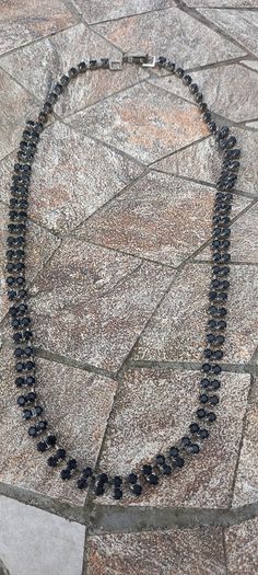 Vintage jewelry is sold individually for 5 to 10 euros