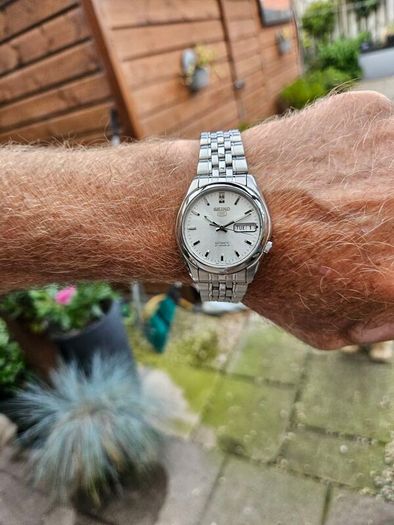 Watch Seiko 5 Automatic.