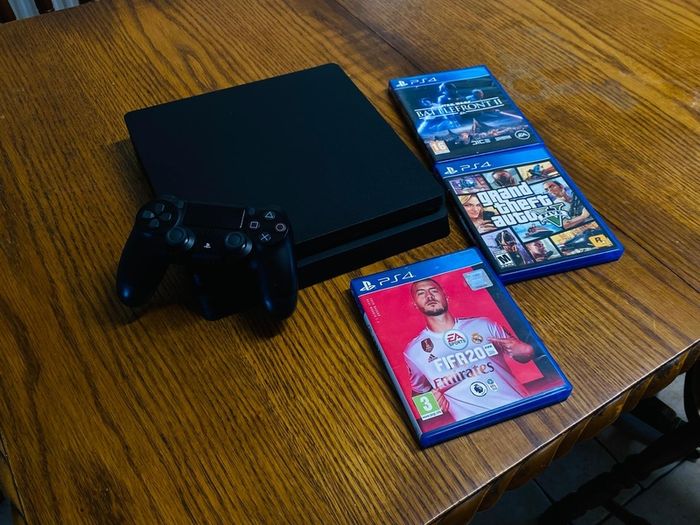 Ps4 Slim, 3 Games, 1 Controller