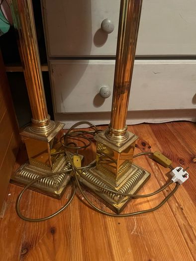 2 medium lamps