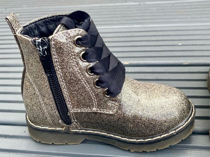 Kids size 5 boot