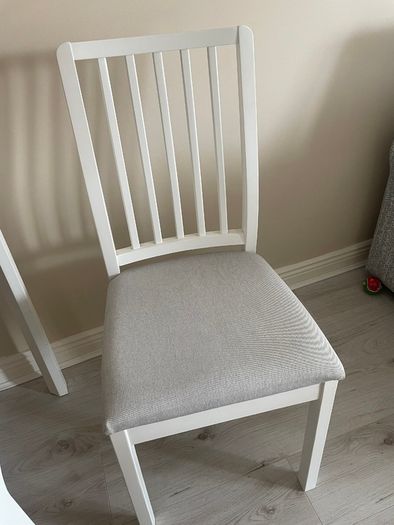 Extendable dining table and chairs