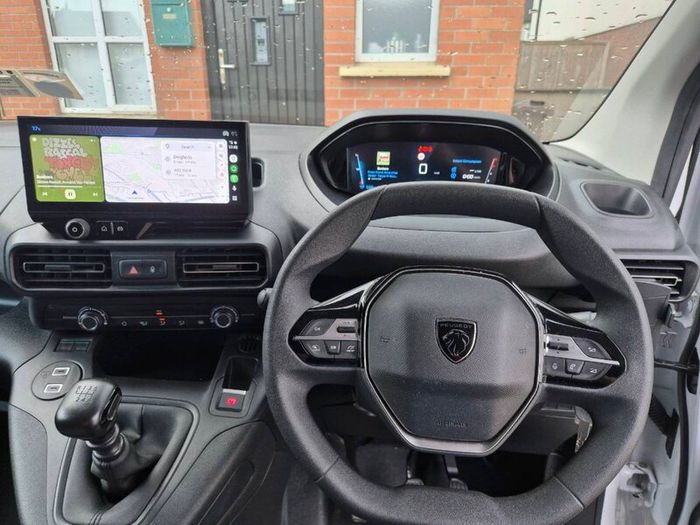 Peugeot Partner 2024, 1.5L. Low mileage km's.