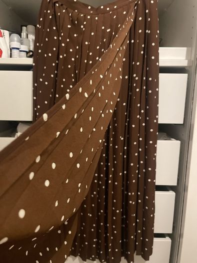 H&M premium chocolate brown &white spot pleat skirt