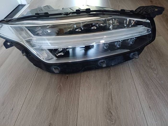 Volvo XC90 (2015+) Driver Side Active Matrix LED Headlight - RHD (32228691)