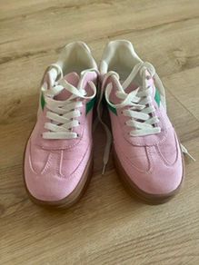Trainers (size 5)