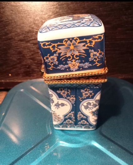 Yiwei Porcelain  Trinket Holder.