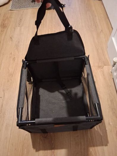small dog / puppie small dog car crate (+ lead and jacket)