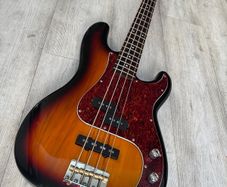 Squier P bass