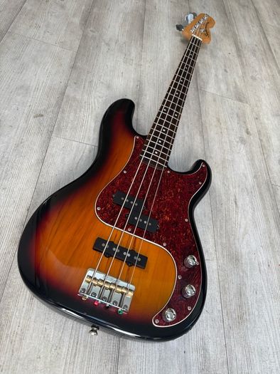 Squier P bass