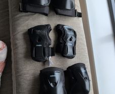 Kids Oxelo knee pads, elbow pads and wrists pads