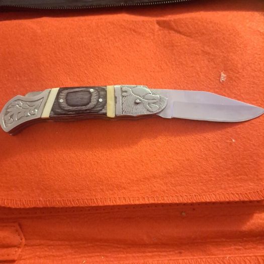 Lock knife with bear head bone handle