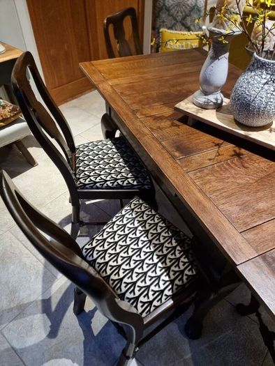Beautiful Extendable Table, Chairs & Bench