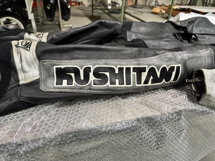Kushitani two piece leathers size Euro 52