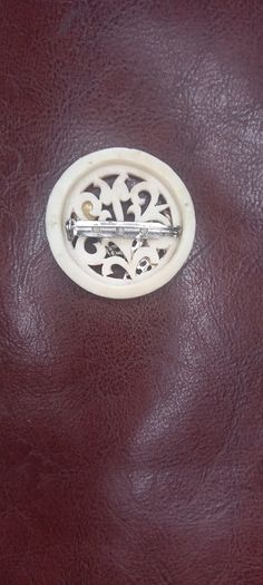 Vintage jewelry is sold individually for 5 to 10 euros