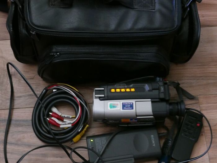 Sony Handycam CCD-TRV64E Hi8 Analogue Camcorder