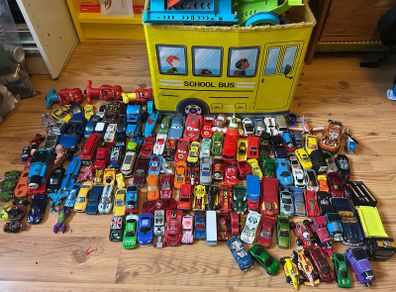 HALF PRICE OFFER A bunch of hot wheels tracks and cars