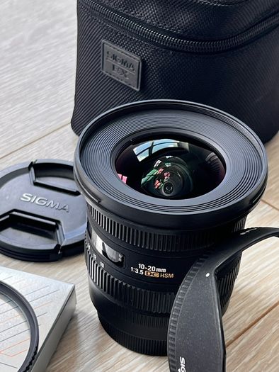 Sigma 10-20mm f/3.5 DC HSM canon lens with acessories