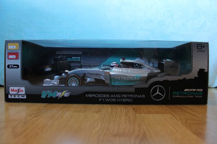 Maisto Tech 1/14RC - Lewis Hamilton's Mercedes AMG Petronas F1 W05 Hybrid
