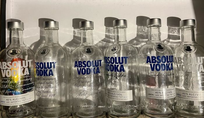Hennessy Cognac Gin vodka whiskey empty mini Bottle Hennessy Cognac absolut vodka belveder gin Bombay whiskey Jack Daniels belveder paddy powers Jameson bacardi jagermeister Empty Bottles