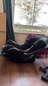 Maxi Cosy car seat and isofix bases