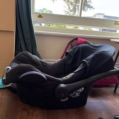 Maxi Cosy car seat and isofix bases