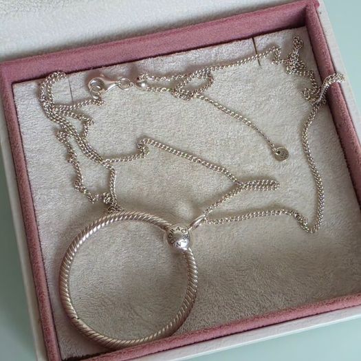 Pandora large O pendant necklace size ajustable. Very good condition