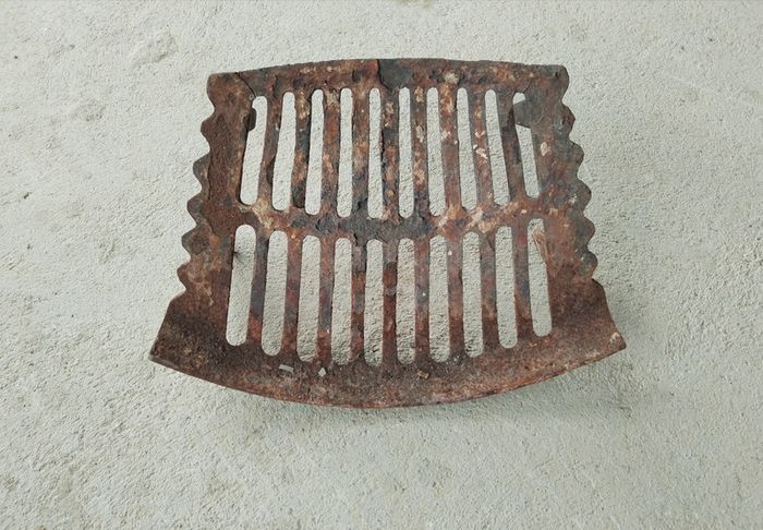 Cast Iron Fireplace Grate / Fire Basket Insert (Free To Collect)
