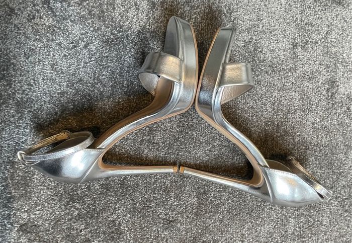 KORKYS Stunning Platform Silver Heels Size 5!