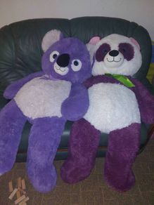 2 giant teddy bears