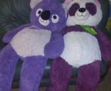 2 giant teddy bears