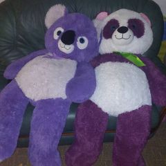 2 giant teddy bears