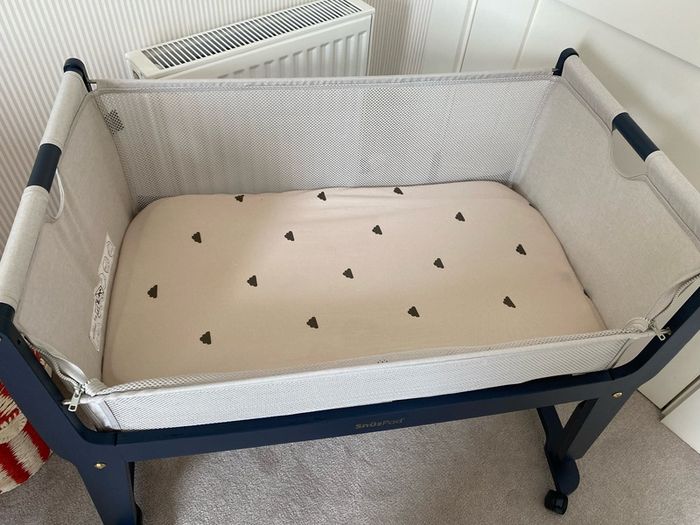 Bedside Crib (Snuzpod Studio) plus sheets