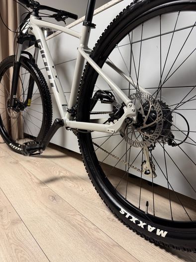 GIANT Talon 2 Hardtail Bike (Like NEW)