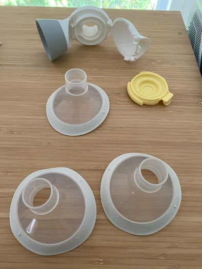 breastfeeding pump and accessories