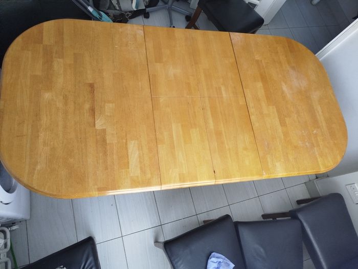 Extendable kitchen table