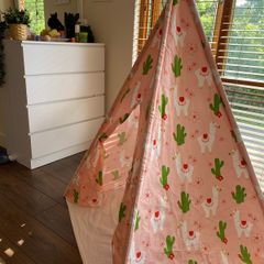 Gorgeous Lama Teepee / wigwam