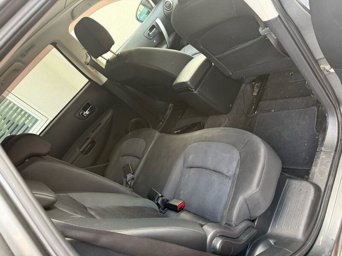 Nissan Qashqai + 2, seven seater, silver grey