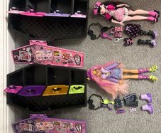 2 Monster High dolls plus accessories