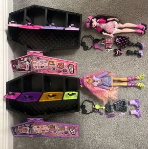 2 Monster High dolls plus accessories