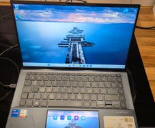 Asus ZenBook i7, 11th Gen, RAM 16Gb SSD 1Tb, featuring a second screen in the track pad