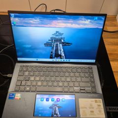 Asus ZenBook i7, 11th Gen, RAM 16Gb SSD 1Tb, featuring a second screen in the track pad