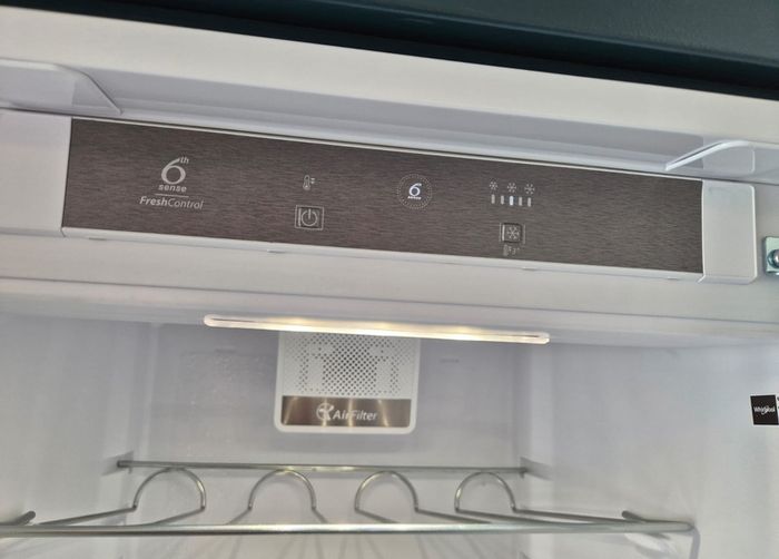 Whirlpool Integrated Fridge Freezer
