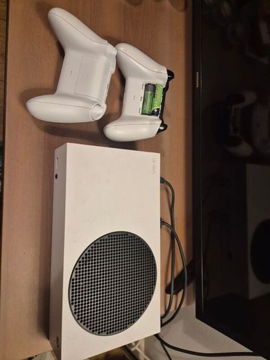 XBOX Series S 500gb, 2 controllers
