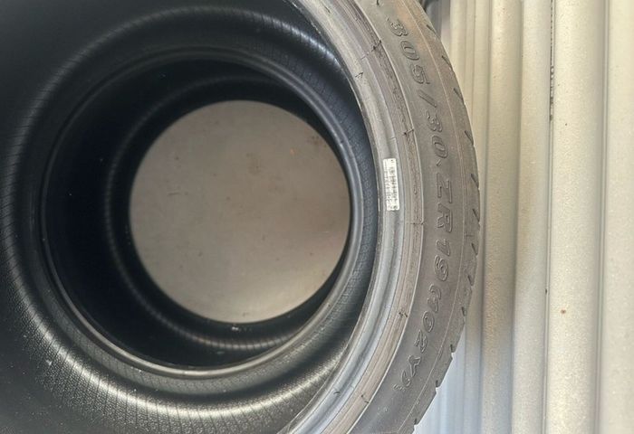 4x Pirelli P zero's 2x 305/30/19s XL 235/35/19s XL