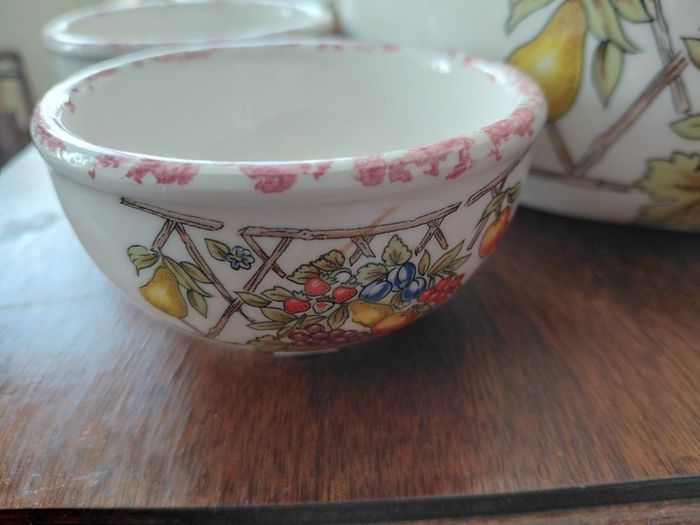 Vintage Italian fruit bowl set features hand painted fruit decorations